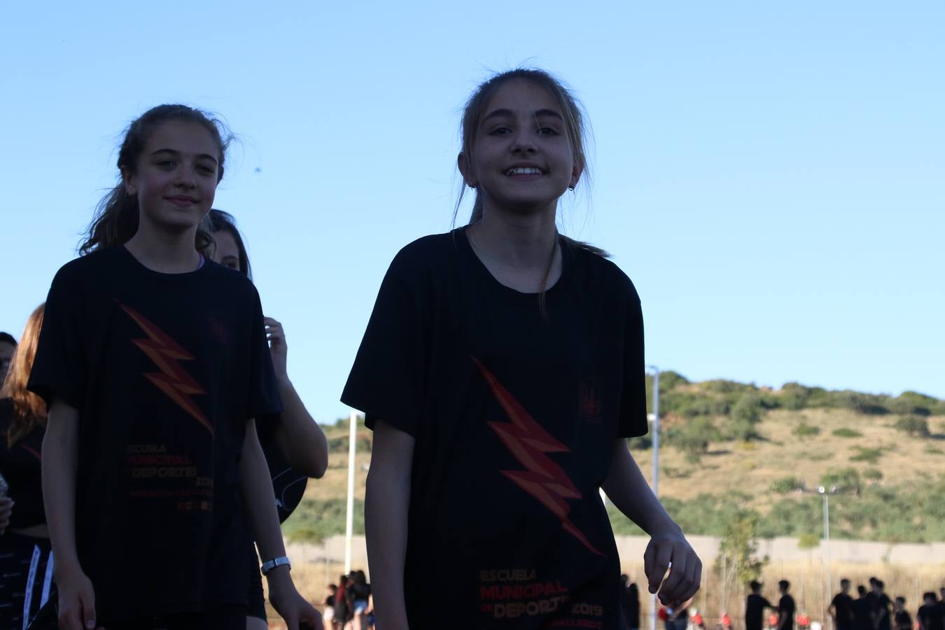 La Ciudad Deportiva 'Manuel Calzado' acogió, ayer, la clausura del curso de la Escuela Municipal de Deportes de Jerez de los Caballeros con un desfile y una exhibición por parte de los alumnos y alumnas. Casi 500 niños y niñas se han formado, este año, en las distintas modalidades deportivas: atletismo, minibasket, baloncesto, ciclismo, fútbol-sala, fútbol 8, judo, kárate, multiaventura, multideporte, pádel, patinaje artístico, tenis y zumba kids.