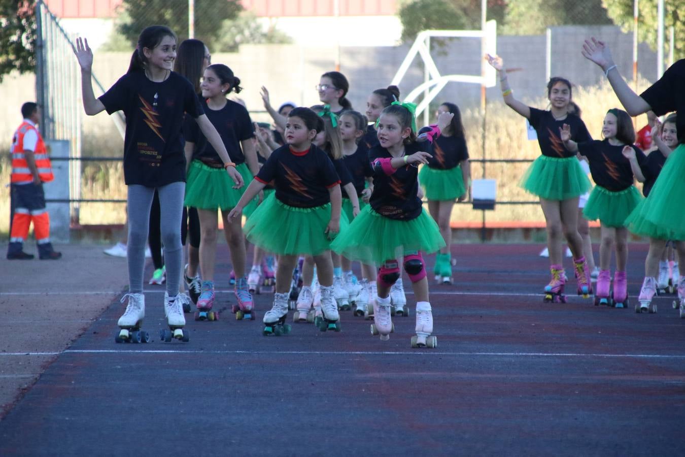 La Ciudad Deportiva 'Manuel Calzado' acogió, ayer, la clausura del curso de la Escuela Municipal de Deportes de Jerez de los Caballeros con un desfile y una exhibición por parte de los alumnos y alumnas. Casi 500 niños y niñas se han formado, este año, en las distintas modalidades deportivas: atletismo, minibasket, baloncesto, ciclismo, fútbol-sala, fútbol 8, judo, kárate, multiaventura, multideporte, pádel, patinaje artístico, tenis y zumba kids.