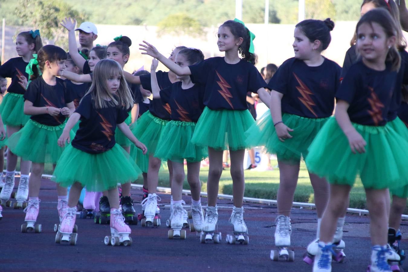 La Ciudad Deportiva 'Manuel Calzado' acogió, ayer, la clausura del curso de la Escuela Municipal de Deportes de Jerez de los Caballeros con un desfile y una exhibición por parte de los alumnos y alumnas. Casi 500 niños y niñas se han formado, este año, en las distintas modalidades deportivas: atletismo, minibasket, baloncesto, ciclismo, fútbol-sala, fútbol 8, judo, kárate, multiaventura, multideporte, pádel, patinaje artístico, tenis y zumba kids.