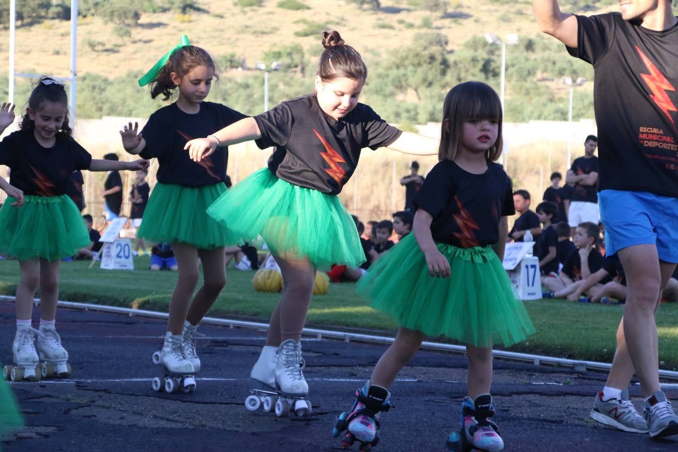 La Ciudad Deportiva 'Manuel Calzado' acogió, ayer, la clausura del curso de la Escuela Municipal de Deportes de Jerez de los Caballeros con un desfile y una exhibición por parte de los alumnos y alumnas. Casi 500 niños y niñas se han formado, este año, en las distintas modalidades deportivas: atletismo, minibasket, baloncesto, ciclismo, fútbol-sala, fútbol 8, judo, kárate, multiaventura, multideporte, pádel, patinaje artístico, tenis y zumba kids.