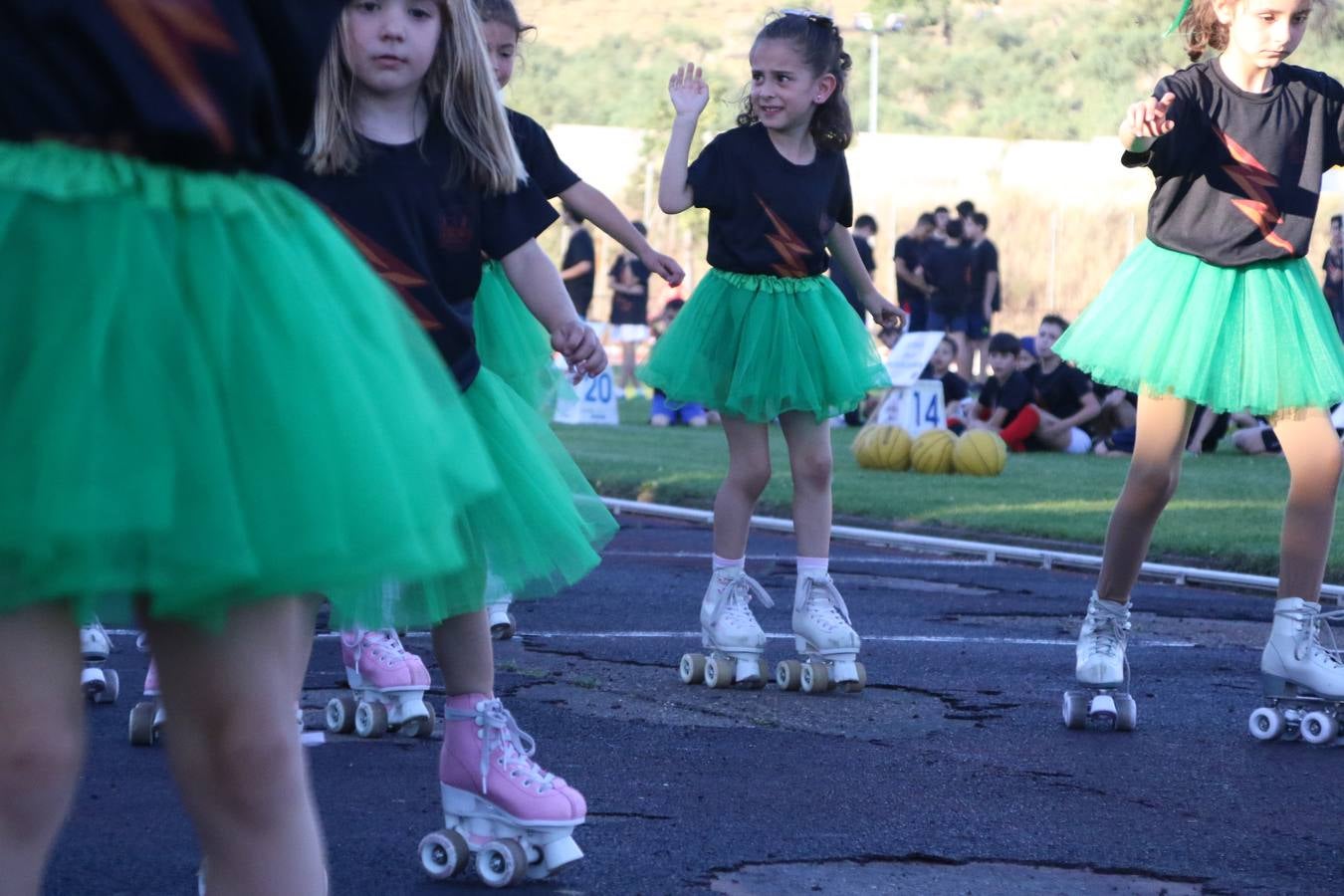 La Ciudad Deportiva 'Manuel Calzado' acogió, ayer, la clausura del curso de la Escuela Municipal de Deportes de Jerez de los Caballeros con un desfile y una exhibición por parte de los alumnos y alumnas. Casi 500 niños y niñas se han formado, este año, en las distintas modalidades deportivas: atletismo, minibasket, baloncesto, ciclismo, fútbol-sala, fútbol 8, judo, kárate, multiaventura, multideporte, pádel, patinaje artístico, tenis y zumba kids.