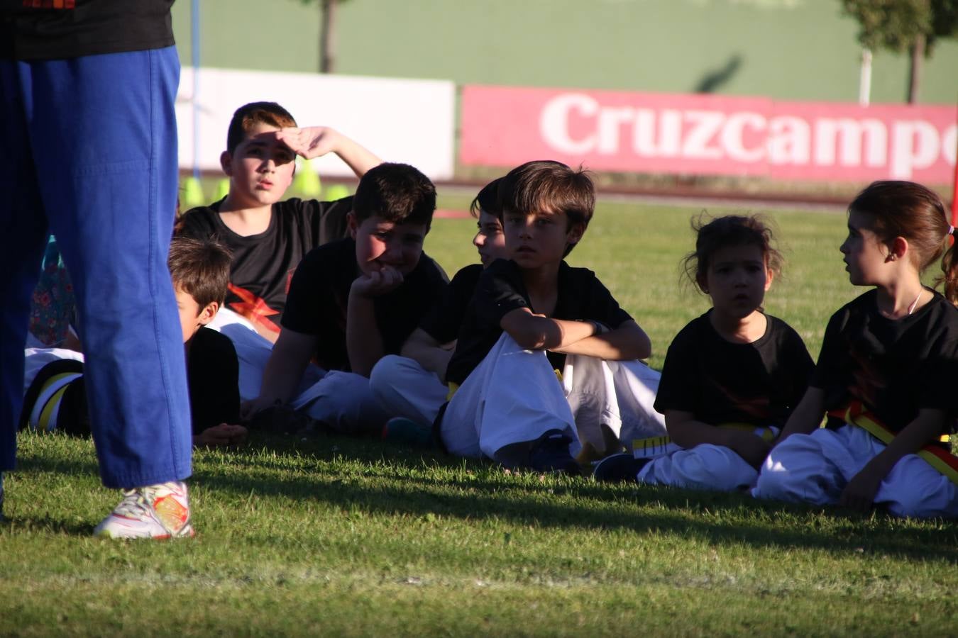 La Ciudad Deportiva 'Manuel Calzado' acogió, ayer, la clausura del curso de la Escuela Municipal de Deportes de Jerez de los Caballeros con un desfile y una exhibición por parte de los alumnos y alumnas. Casi 500 niños y niñas se han formado, este año, en las distintas modalidades deportivas: atletismo, minibasket, baloncesto, ciclismo, fútbol-sala, fútbol 8, judo, kárate, multiaventura, multideporte, pádel, patinaje artístico, tenis y zumba kids.