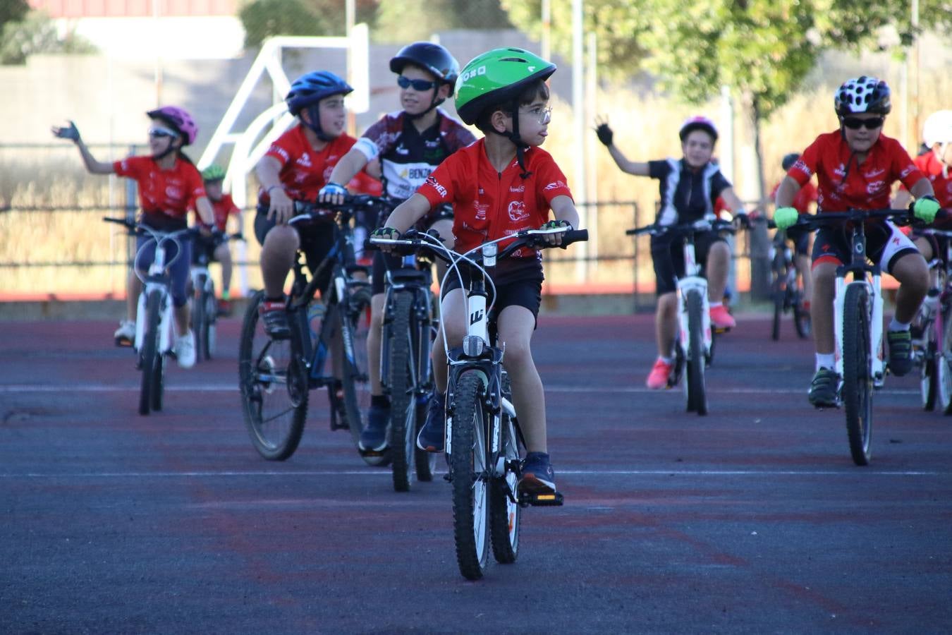 La Ciudad Deportiva 'Manuel Calzado' acogió, ayer, la clausura del curso de la Escuela Municipal de Deportes de Jerez de los Caballeros con un desfile y una exhibición por parte de los alumnos y alumnas. Casi 500 niños y niñas se han formado, este año, en las distintas modalidades deportivas: atletismo, minibasket, baloncesto, ciclismo, fútbol-sala, fútbol 8, judo, kárate, multiaventura, multideporte, pádel, patinaje artístico, tenis y zumba kids.