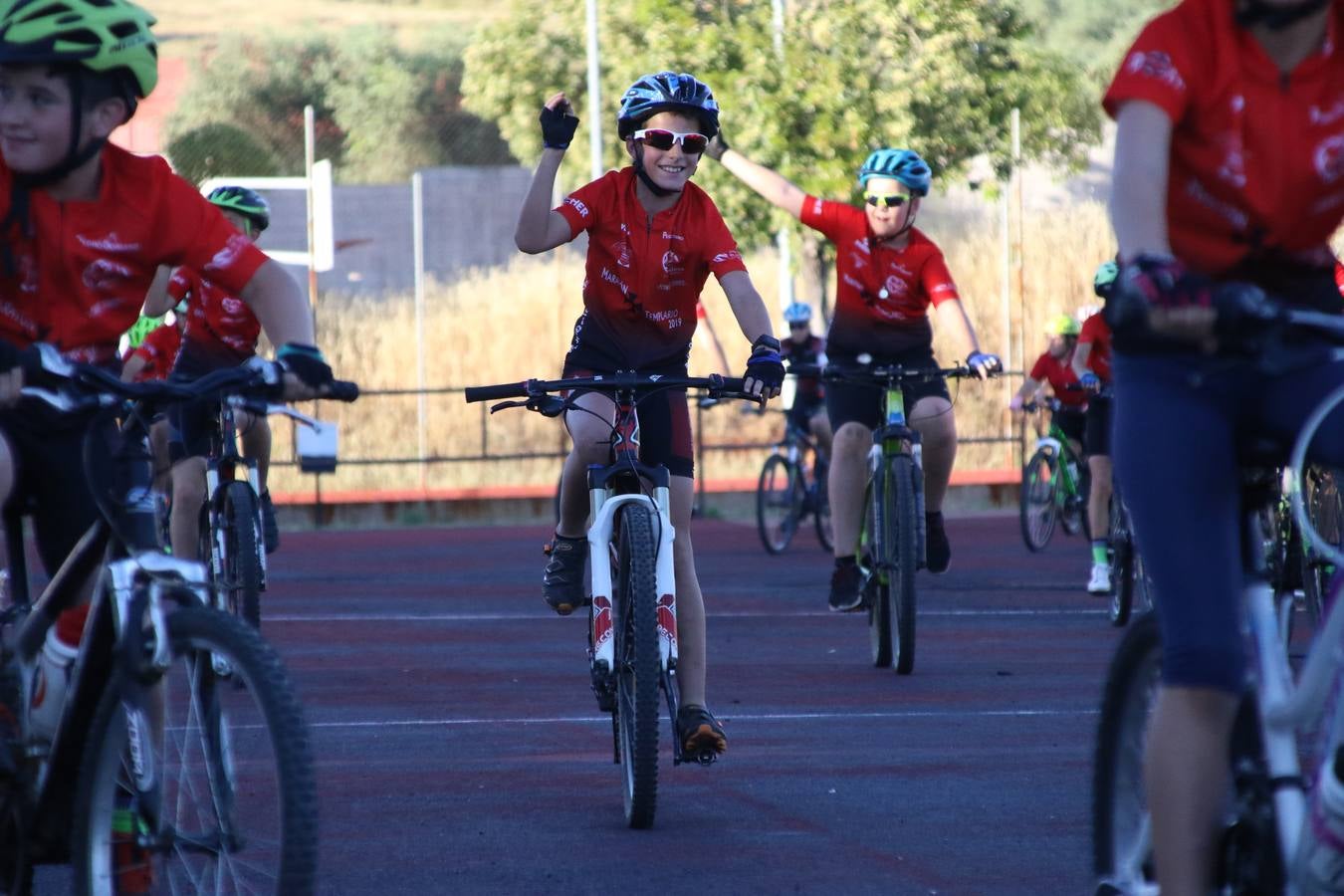 La Ciudad Deportiva 'Manuel Calzado' acogió, ayer, la clausura del curso de la Escuela Municipal de Deportes de Jerez de los Caballeros con un desfile y una exhibición por parte de los alumnos y alumnas. Casi 500 niños y niñas se han formado, este año, en las distintas modalidades deportivas: atletismo, minibasket, baloncesto, ciclismo, fútbol-sala, fútbol 8, judo, kárate, multiaventura, multideporte, pádel, patinaje artístico, tenis y zumba kids.