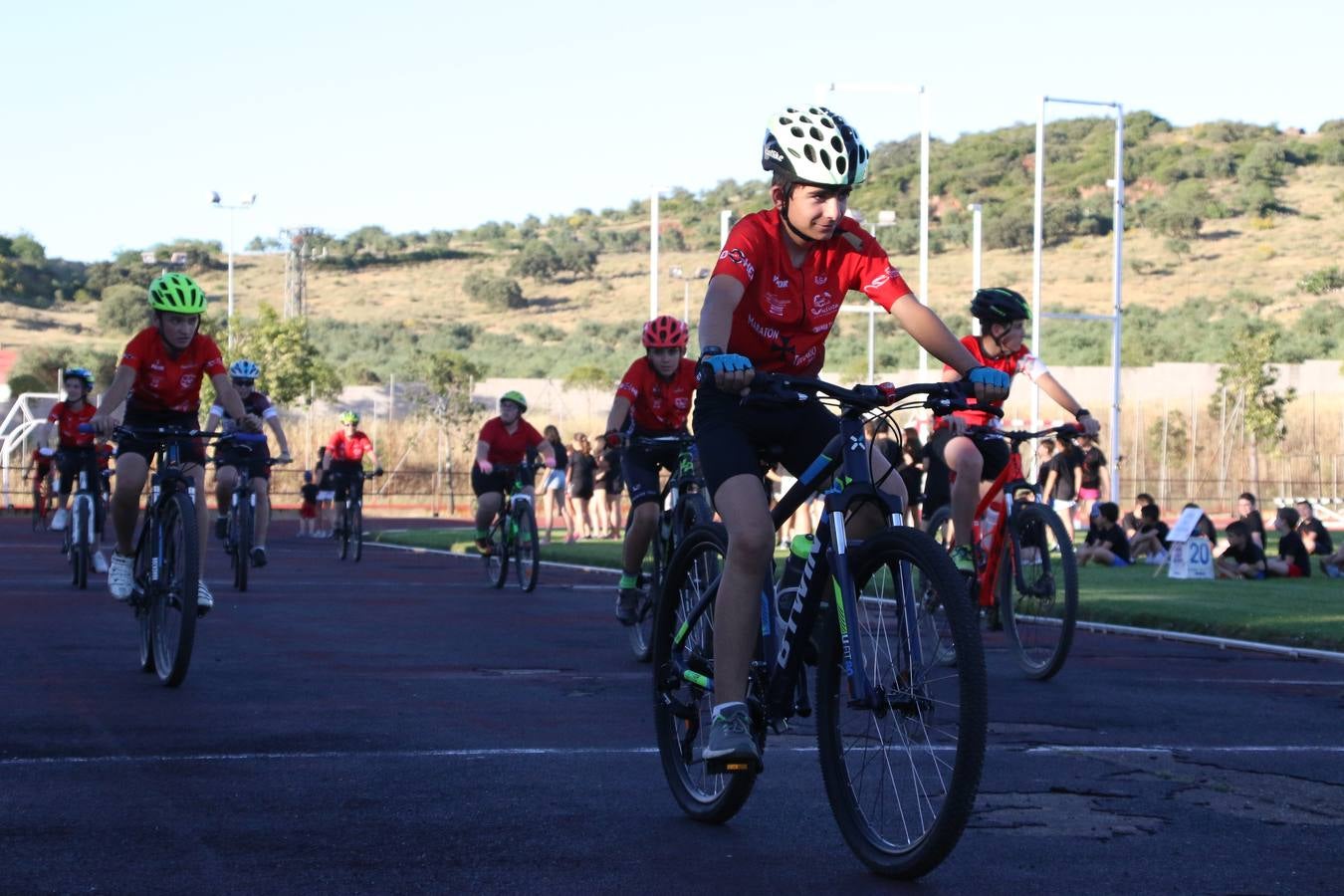 La Ciudad Deportiva 'Manuel Calzado' acogió, ayer, la clausura del curso de la Escuela Municipal de Deportes de Jerez de los Caballeros con un desfile y una exhibición por parte de los alumnos y alumnas. Casi 500 niños y niñas se han formado, este año, en las distintas modalidades deportivas: atletismo, minibasket, baloncesto, ciclismo, fútbol-sala, fútbol 8, judo, kárate, multiaventura, multideporte, pádel, patinaje artístico, tenis y zumba kids.