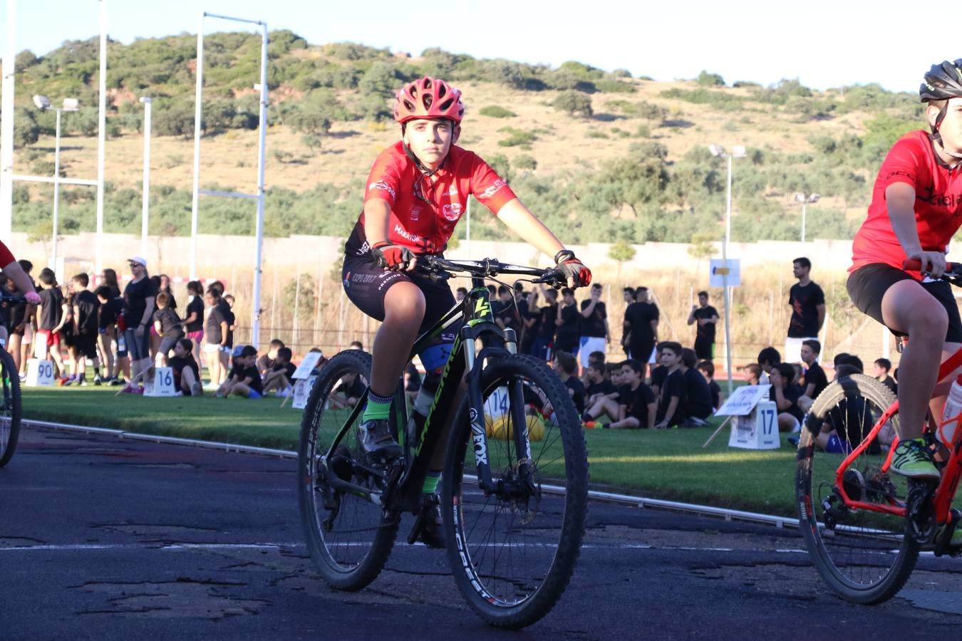 La Ciudad Deportiva 'Manuel Calzado' acogió, ayer, la clausura del curso de la Escuela Municipal de Deportes de Jerez de los Caballeros con un desfile y una exhibición por parte de los alumnos y alumnas. Casi 500 niños y niñas se han formado, este año, en las distintas modalidades deportivas: atletismo, minibasket, baloncesto, ciclismo, fútbol-sala, fútbol 8, judo, kárate, multiaventura, multideporte, pádel, patinaje artístico, tenis y zumba kids.