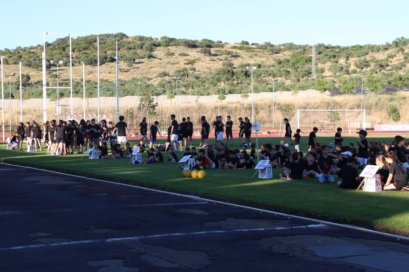 La Ciudad Deportiva 'Manuel Calzado' acogió, ayer, la clausura del curso de la Escuela Municipal de Deportes de Jerez de los Caballeros con un desfile y una exhibición por parte de los alumnos y alumnas. Casi 500 niños y niñas se han formado, este año, en las distintas modalidades deportivas: atletismo, minibasket, baloncesto, ciclismo, fútbol-sala, fútbol 8, judo, kárate, multiaventura, multideporte, pádel, patinaje artístico, tenis y zumba kids.