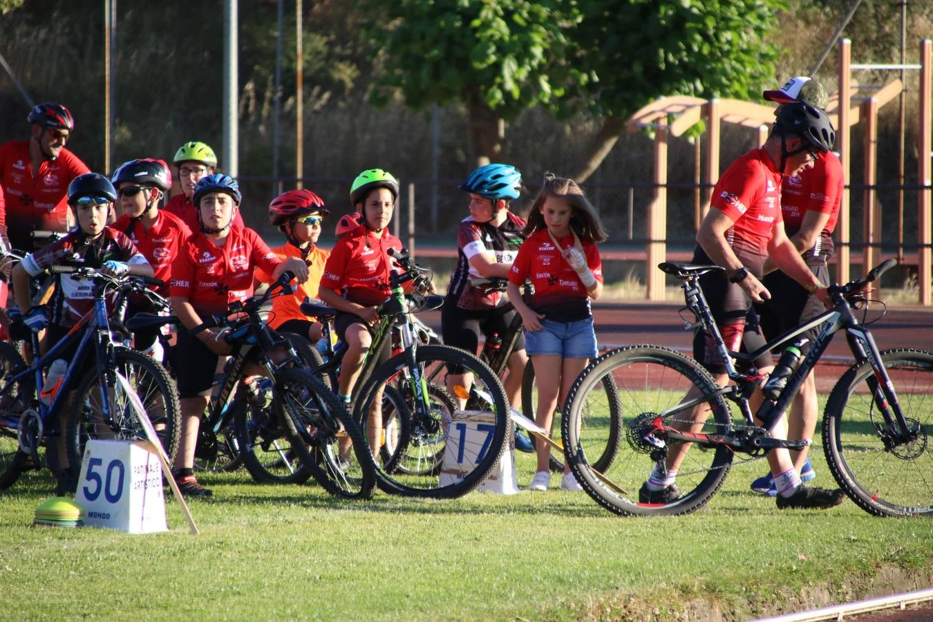 La Ciudad Deportiva 'Manuel Calzado' acogió, ayer, la clausura del curso de la Escuela Municipal de Deportes de Jerez de los Caballeros con un desfile y una exhibición por parte de los alumnos y alumnas. Casi 500 niños y niñas se han formado, este año, en las distintas modalidades deportivas: atletismo, minibasket, baloncesto, ciclismo, fútbol-sala, fútbol 8, judo, kárate, multiaventura, multideporte, pádel, patinaje artístico, tenis y zumba kids.