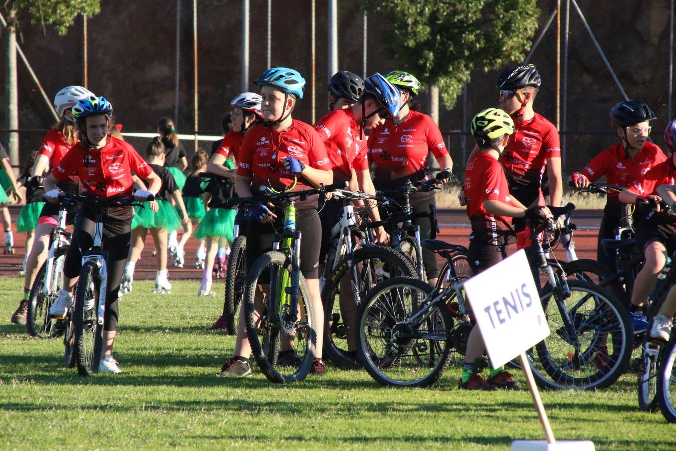 La Ciudad Deportiva 'Manuel Calzado' acogió, ayer, la clausura del curso de la Escuela Municipal de Deportes de Jerez de los Caballeros con un desfile y una exhibición por parte de los alumnos y alumnas. Casi 500 niños y niñas se han formado, este año, en las distintas modalidades deportivas: atletismo, minibasket, baloncesto, ciclismo, fútbol-sala, fútbol 8, judo, kárate, multiaventura, multideporte, pádel, patinaje artístico, tenis y zumba kids.