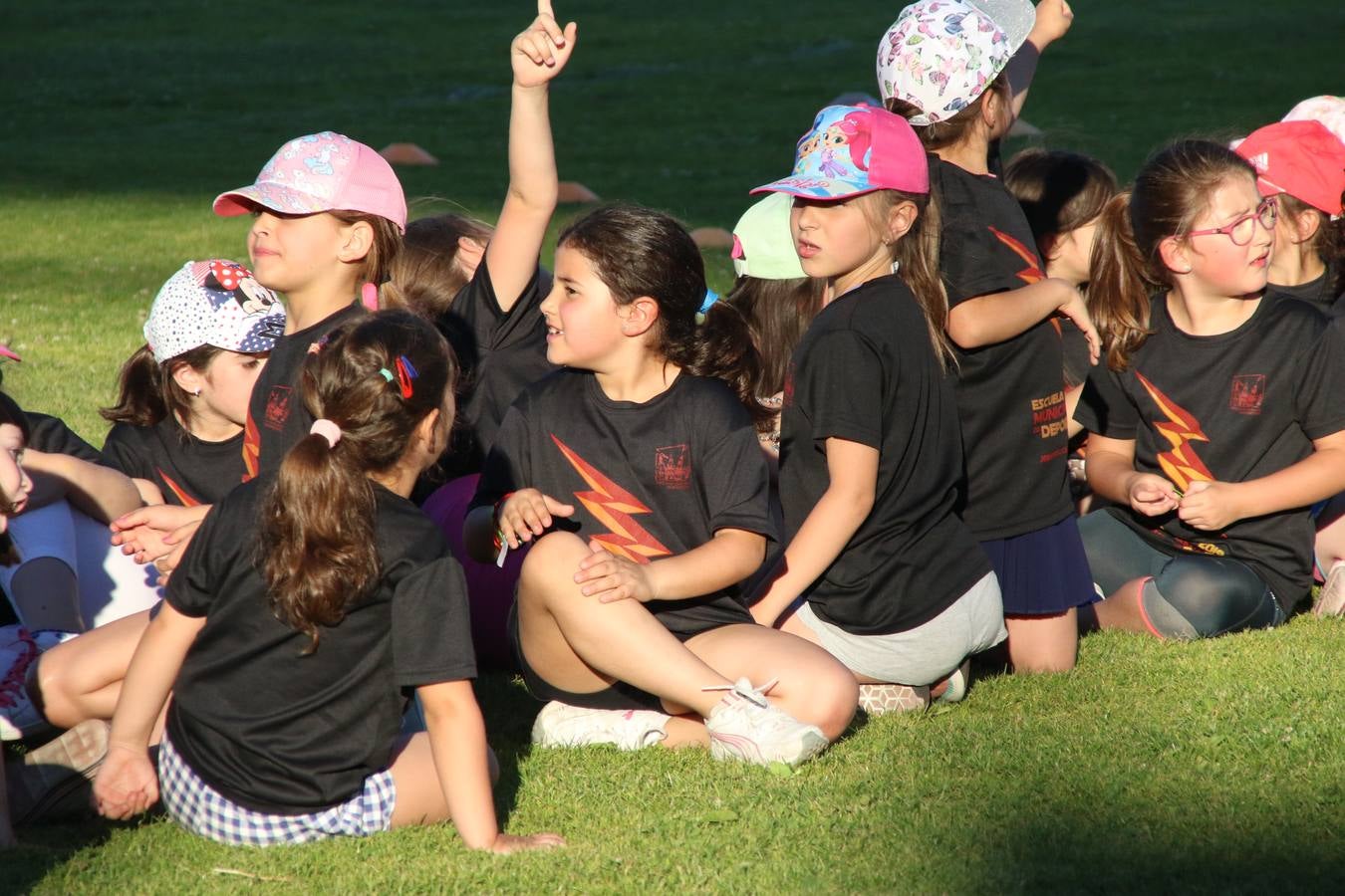 La Ciudad Deportiva 'Manuel Calzado' acogió, ayer, la clausura del curso de la Escuela Municipal de Deportes de Jerez de los Caballeros con un desfile y una exhibición por parte de los alumnos y alumnas. Casi 500 niños y niñas se han formado, este año, en las distintas modalidades deportivas: atletismo, minibasket, baloncesto, ciclismo, fútbol-sala, fútbol 8, judo, kárate, multiaventura, multideporte, pádel, patinaje artístico, tenis y zumba kids.