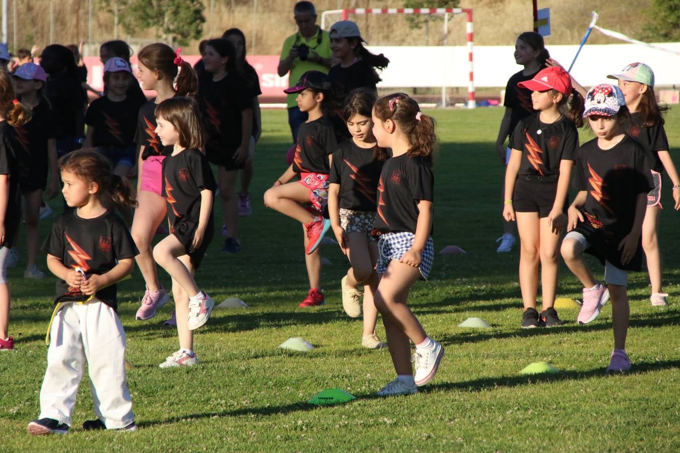 La Ciudad Deportiva 'Manuel Calzado' acogió, ayer, la clausura del curso de la Escuela Municipal de Deportes de Jerez de los Caballeros con un desfile y una exhibición por parte de los alumnos y alumnas. Casi 500 niños y niñas se han formado, este año, en las distintas modalidades deportivas: atletismo, minibasket, baloncesto, ciclismo, fútbol-sala, fútbol 8, judo, kárate, multiaventura, multideporte, pádel, patinaje artístico, tenis y zumba kids.