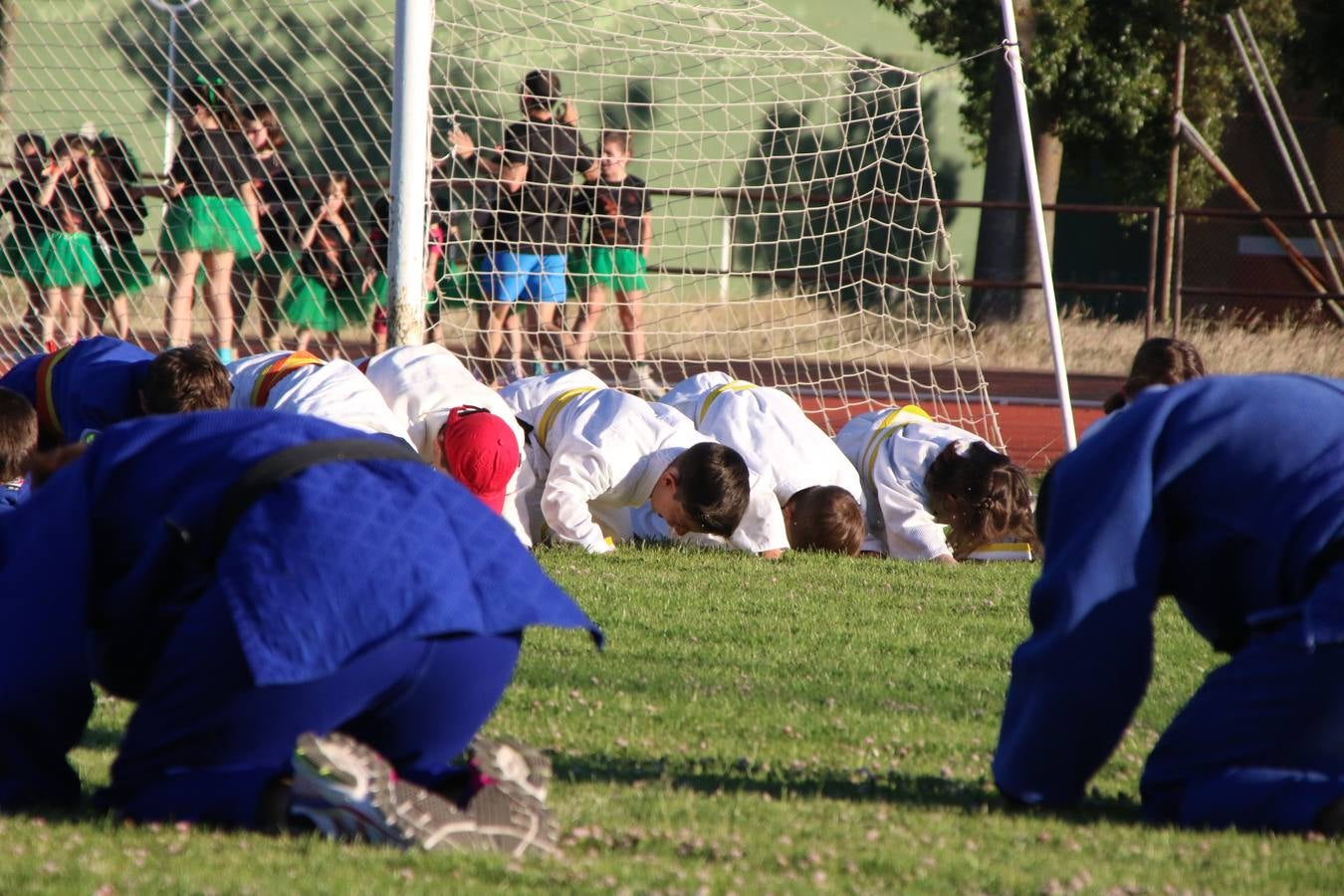 La Ciudad Deportiva 'Manuel Calzado' acogió, ayer, la clausura del curso de la Escuela Municipal de Deportes de Jerez de los Caballeros con un desfile y una exhibición por parte de los alumnos y alumnas. Casi 500 niños y niñas se han formado, este año, en las distintas modalidades deportivas: atletismo, minibasket, baloncesto, ciclismo, fútbol-sala, fútbol 8, judo, kárate, multiaventura, multideporte, pádel, patinaje artístico, tenis y zumba kids.