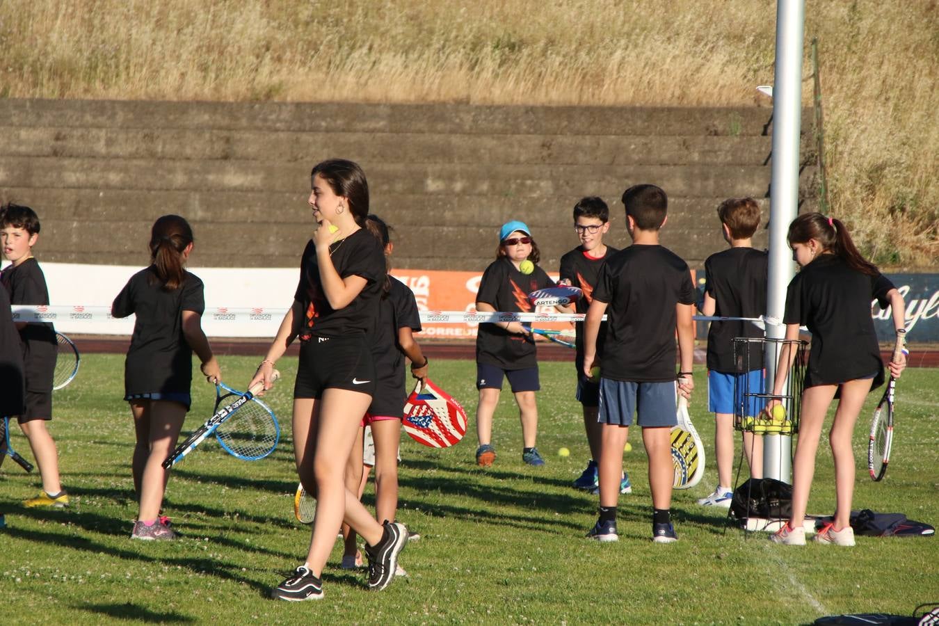 La Ciudad Deportiva 'Manuel Calzado' acogió, ayer, la clausura del curso de la Escuela Municipal de Deportes de Jerez de los Caballeros con un desfile y una exhibición por parte de los alumnos y alumnas. Casi 500 niños y niñas se han formado, este año, en las distintas modalidades deportivas: atletismo, minibasket, baloncesto, ciclismo, fútbol-sala, fútbol 8, judo, kárate, multiaventura, multideporte, pádel, patinaje artístico, tenis y zumba kids.