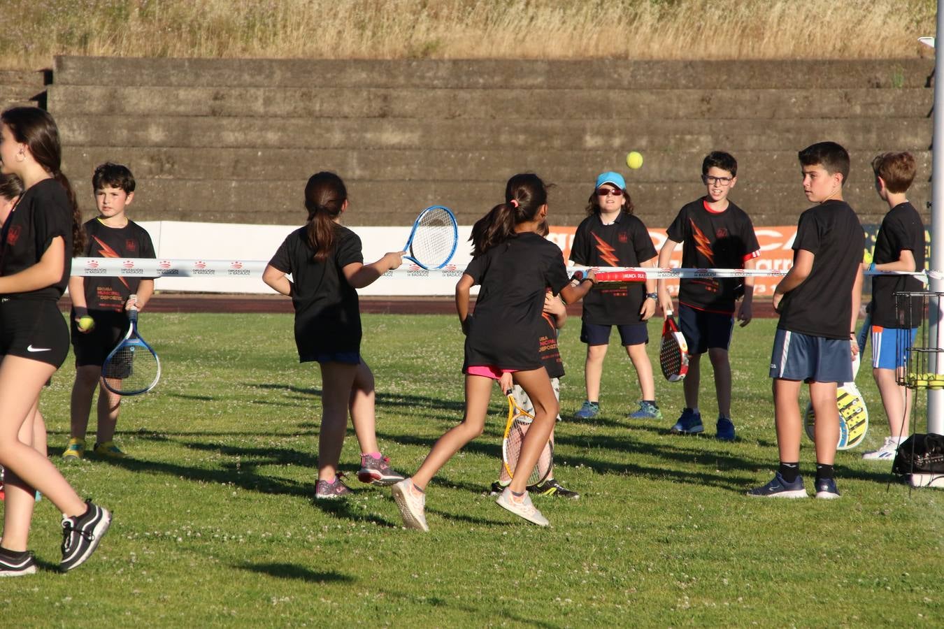 La Ciudad Deportiva 'Manuel Calzado' acogió, ayer, la clausura del curso de la Escuela Municipal de Deportes de Jerez de los Caballeros con un desfile y una exhibición por parte de los alumnos y alumnas. Casi 500 niños y niñas se han formado, este año, en las distintas modalidades deportivas: atletismo, minibasket, baloncesto, ciclismo, fútbol-sala, fútbol 8, judo, kárate, multiaventura, multideporte, pádel, patinaje artístico, tenis y zumba kids.