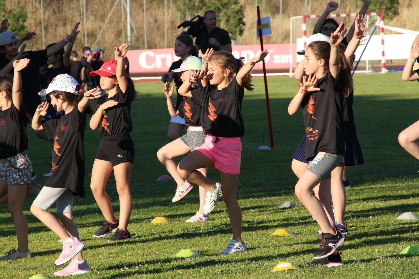 La Ciudad Deportiva 'Manuel Calzado' acogió, ayer, la clausura del curso de la Escuela Municipal de Deportes de Jerez de los Caballeros con un desfile y una exhibición por parte de los alumnos y alumnas. Casi 500 niños y niñas se han formado, este año, en las distintas modalidades deportivas: atletismo, minibasket, baloncesto, ciclismo, fútbol-sala, fútbol 8, judo, kárate, multiaventura, multideporte, pádel, patinaje artístico, tenis y zumba kids.