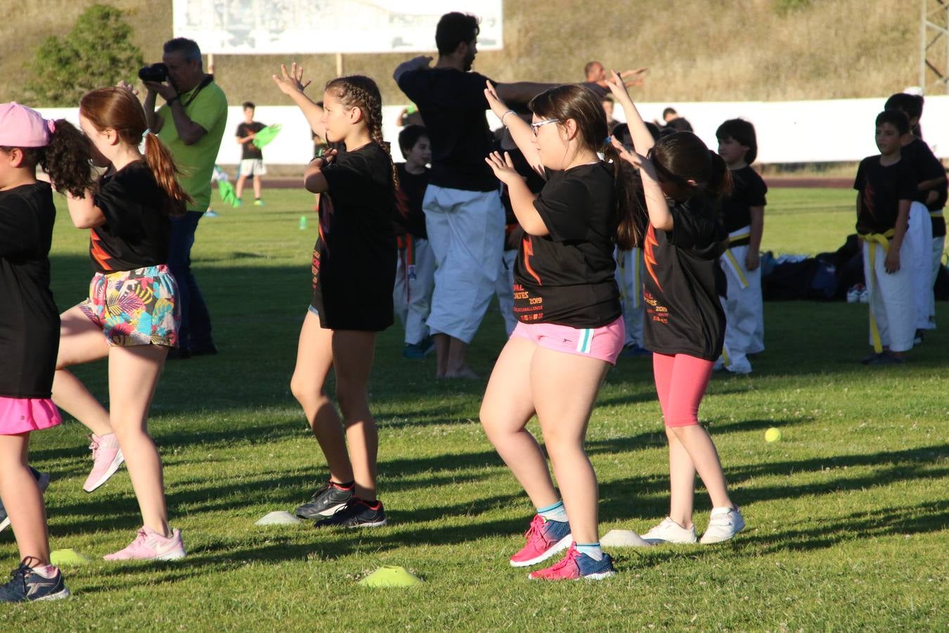 La Ciudad Deportiva 'Manuel Calzado' acogió, ayer, la clausura del curso de la Escuela Municipal de Deportes de Jerez de los Caballeros con un desfile y una exhibición por parte de los alumnos y alumnas. Casi 500 niños y niñas se han formado, este año, en las distintas modalidades deportivas: atletismo, minibasket, baloncesto, ciclismo, fútbol-sala, fútbol 8, judo, kárate, multiaventura, multideporte, pádel, patinaje artístico, tenis y zumba kids.