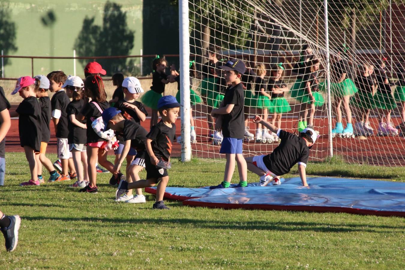 La Ciudad Deportiva 'Manuel Calzado' acogió, ayer, la clausura del curso de la Escuela Municipal de Deportes de Jerez de los Caballeros con un desfile y una exhibición por parte de los alumnos y alumnas. Casi 500 niños y niñas se han formado, este año, en las distintas modalidades deportivas: atletismo, minibasket, baloncesto, ciclismo, fútbol-sala, fútbol 8, judo, kárate, multiaventura, multideporte, pádel, patinaje artístico, tenis y zumba kids.