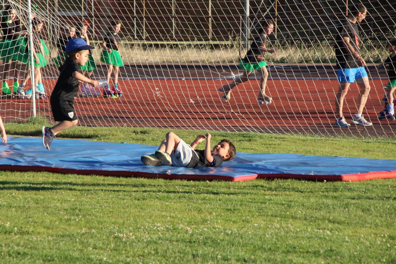 La Ciudad Deportiva 'Manuel Calzado' acogió, ayer, la clausura del curso de la Escuela Municipal de Deportes de Jerez de los Caballeros con un desfile y una exhibición por parte de los alumnos y alumnas. Casi 500 niños y niñas se han formado, este año, en las distintas modalidades deportivas: atletismo, minibasket, baloncesto, ciclismo, fútbol-sala, fútbol 8, judo, kárate, multiaventura, multideporte, pádel, patinaje artístico, tenis y zumba kids.