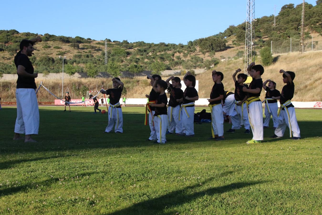 La Ciudad Deportiva 'Manuel Calzado' acogió, ayer, la clausura del curso de la Escuela Municipal de Deportes de Jerez de los Caballeros con un desfile y una exhibición por parte de los alumnos y alumnas. Casi 500 niños y niñas se han formado, este año, en las distintas modalidades deportivas: atletismo, minibasket, baloncesto, ciclismo, fútbol-sala, fútbol 8, judo, kárate, multiaventura, multideporte, pádel, patinaje artístico, tenis y zumba kids.
