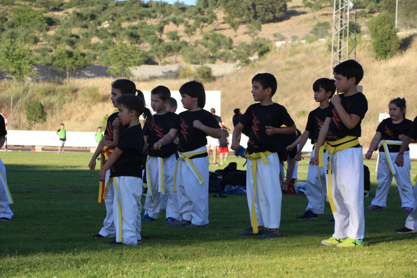 La Ciudad Deportiva 'Manuel Calzado' acogió, ayer, la clausura del curso de la Escuela Municipal de Deportes de Jerez de los Caballeros con un desfile y una exhibición por parte de los alumnos y alumnas. Casi 500 niños y niñas se han formado, este año, en las distintas modalidades deportivas: atletismo, minibasket, baloncesto, ciclismo, fútbol-sala, fútbol 8, judo, kárate, multiaventura, multideporte, pádel, patinaje artístico, tenis y zumba kids.