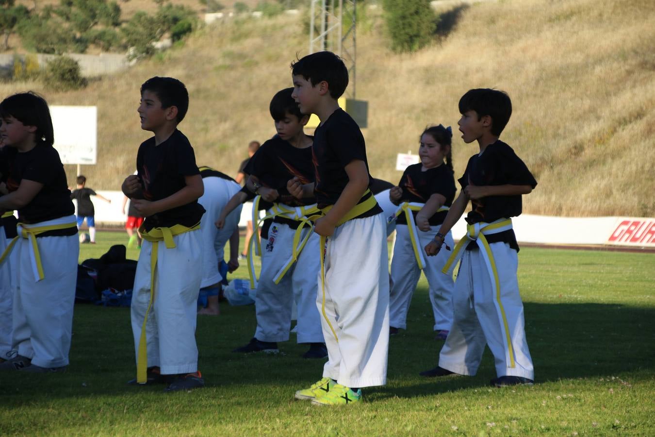 La Ciudad Deportiva 'Manuel Calzado' acogió, ayer, la clausura del curso de la Escuela Municipal de Deportes de Jerez de los Caballeros con un desfile y una exhibición por parte de los alumnos y alumnas. Casi 500 niños y niñas se han formado, este año, en las distintas modalidades deportivas: atletismo, minibasket, baloncesto, ciclismo, fútbol-sala, fútbol 8, judo, kárate, multiaventura, multideporte, pádel, patinaje artístico, tenis y zumba kids.