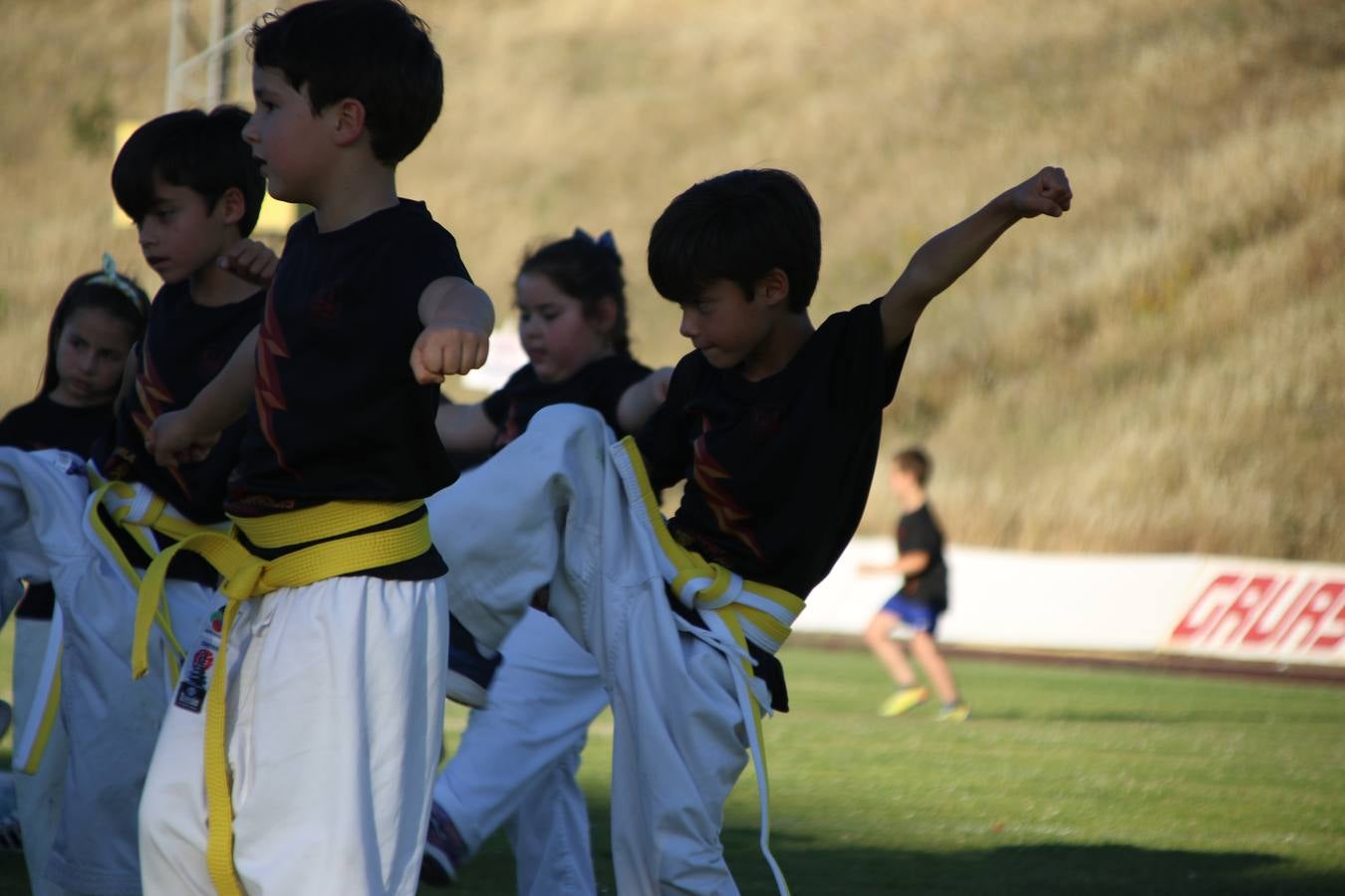 La Ciudad Deportiva 'Manuel Calzado' acogió, ayer, la clausura del curso de la Escuela Municipal de Deportes de Jerez de los Caballeros con un desfile y una exhibición por parte de los alumnos y alumnas. Casi 500 niños y niñas se han formado, este año, en las distintas modalidades deportivas: atletismo, minibasket, baloncesto, ciclismo, fútbol-sala, fútbol 8, judo, kárate, multiaventura, multideporte, pádel, patinaje artístico, tenis y zumba kids.