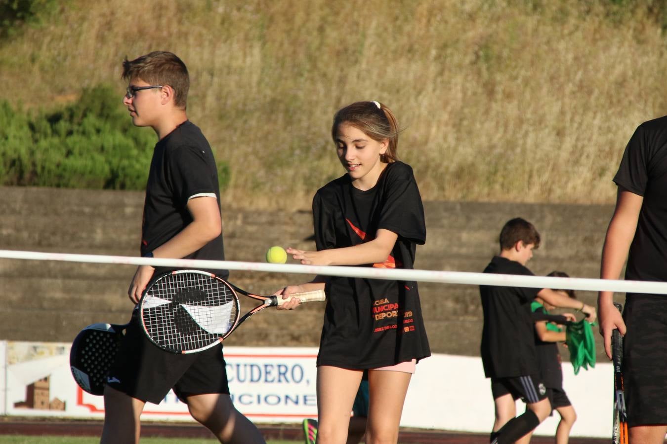 La Ciudad Deportiva 'Manuel Calzado' acogió, ayer, la clausura del curso de la Escuela Municipal de Deportes de Jerez de los Caballeros con un desfile y una exhibición por parte de los alumnos y alumnas. Casi 500 niños y niñas se han formado, este año, en las distintas modalidades deportivas: atletismo, minibasket, baloncesto, ciclismo, fútbol-sala, fútbol 8, judo, kárate, multiaventura, multideporte, pádel, patinaje artístico, tenis y zumba kids.