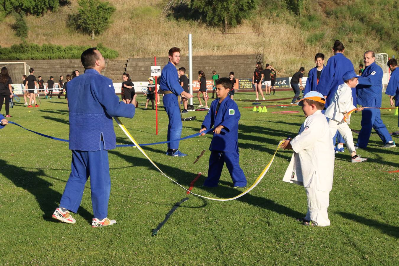La Ciudad Deportiva 'Manuel Calzado' acogió, ayer, la clausura del curso de la Escuela Municipal de Deportes de Jerez de los Caballeros con un desfile y una exhibición por parte de los alumnos y alumnas. Casi 500 niños y niñas se han formado, este año, en las distintas modalidades deportivas: atletismo, minibasket, baloncesto, ciclismo, fútbol-sala, fútbol 8, judo, kárate, multiaventura, multideporte, pádel, patinaje artístico, tenis y zumba kids.