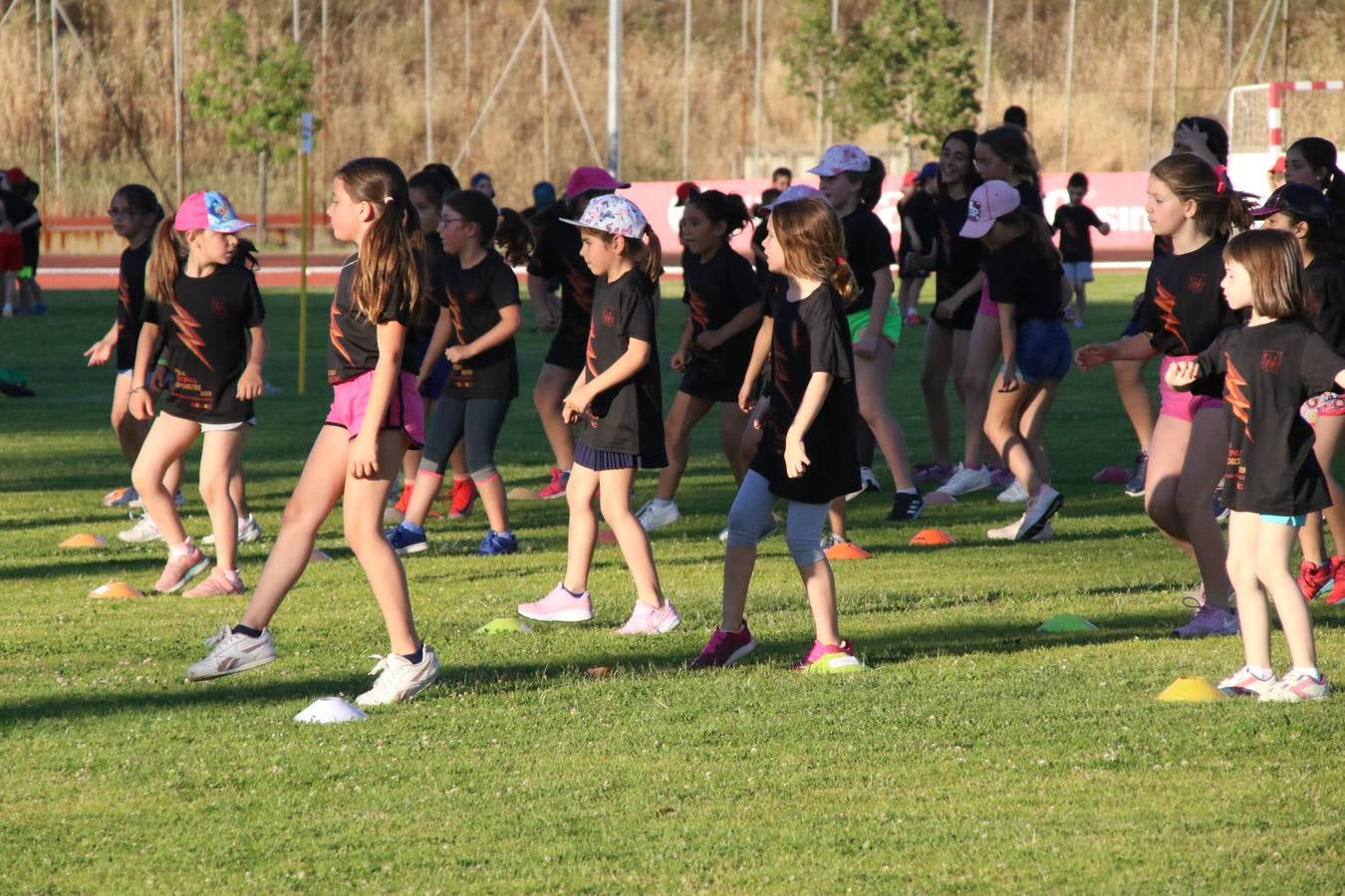 La Ciudad Deportiva 'Manuel Calzado' acogió, ayer, la clausura del curso de la Escuela Municipal de Deportes de Jerez de los Caballeros con un desfile y una exhibición por parte de los alumnos y alumnas. Casi 500 niños y niñas se han formado, este año, en las distintas modalidades deportivas: atletismo, minibasket, baloncesto, ciclismo, fútbol-sala, fútbol 8, judo, kárate, multiaventura, multideporte, pádel, patinaje artístico, tenis y zumba kids.
