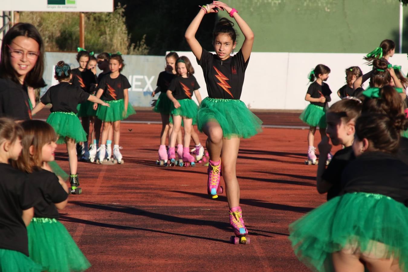 La Ciudad Deportiva 'Manuel Calzado' acogió, ayer, la clausura del curso de la Escuela Municipal de Deportes de Jerez de los Caballeros con un desfile y una exhibición por parte de los alumnos y alumnas. Casi 500 niños y niñas se han formado, este año, en las distintas modalidades deportivas: atletismo, minibasket, baloncesto, ciclismo, fútbol-sala, fútbol 8, judo, kárate, multiaventura, multideporte, pádel, patinaje artístico, tenis y zumba kids.