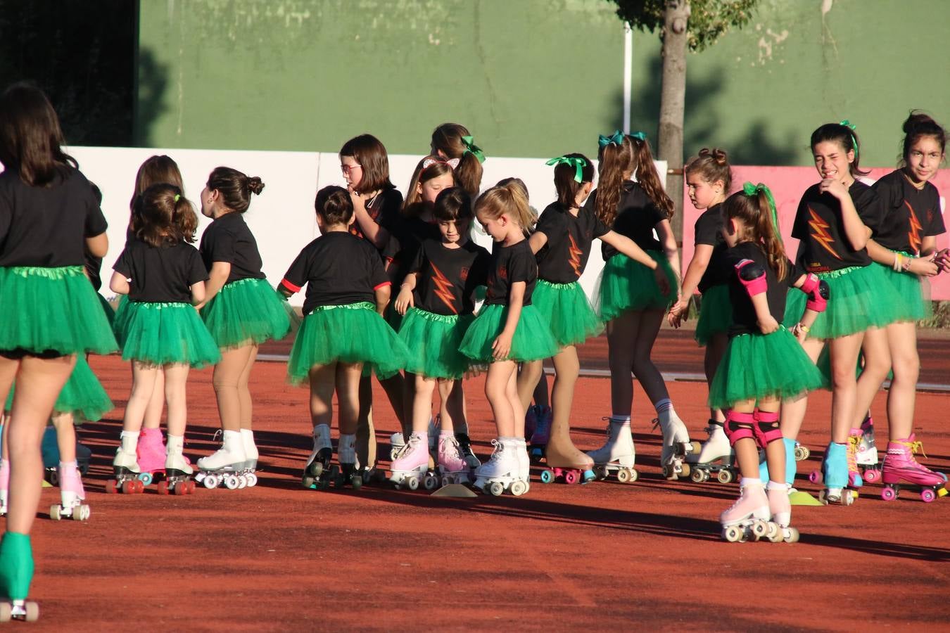 La Ciudad Deportiva 'Manuel Calzado' acogió, ayer, la clausura del curso de la Escuela Municipal de Deportes de Jerez de los Caballeros con un desfile y una exhibición por parte de los alumnos y alumnas. Casi 500 niños y niñas se han formado, este año, en las distintas modalidades deportivas: atletismo, minibasket, baloncesto, ciclismo, fútbol-sala, fútbol 8, judo, kárate, multiaventura, multideporte, pádel, patinaje artístico, tenis y zumba kids.