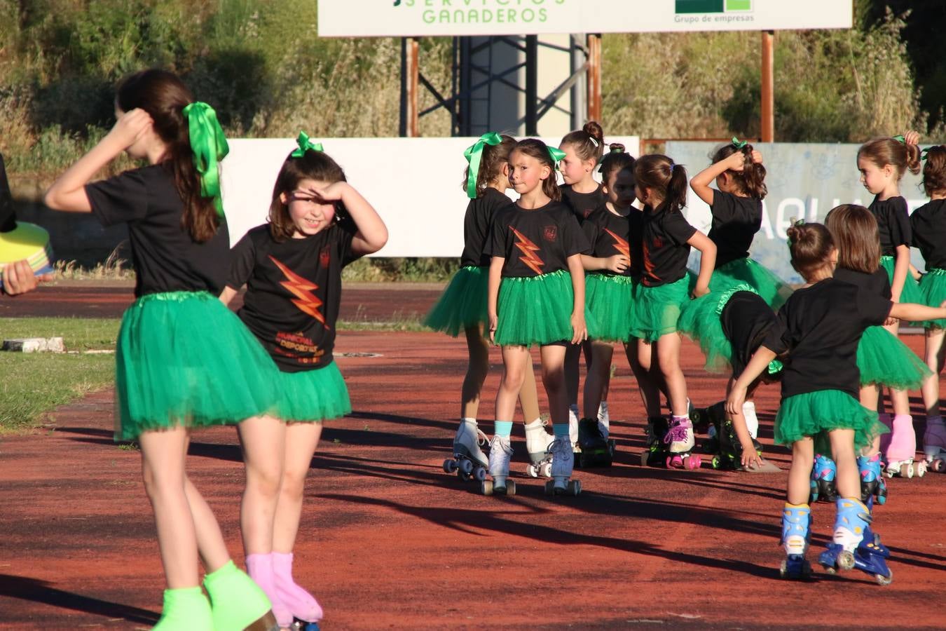 La Ciudad Deportiva 'Manuel Calzado' acogió, ayer, la clausura del curso de la Escuela Municipal de Deportes de Jerez de los Caballeros con un desfile y una exhibición por parte de los alumnos y alumnas. Casi 500 niños y niñas se han formado, este año, en las distintas modalidades deportivas: atletismo, minibasket, baloncesto, ciclismo, fútbol-sala, fútbol 8, judo, kárate, multiaventura, multideporte, pádel, patinaje artístico, tenis y zumba kids.
