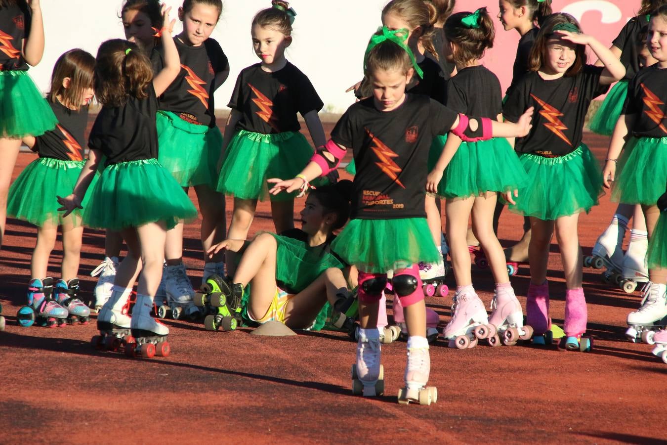 La Ciudad Deportiva 'Manuel Calzado' acogió, ayer, la clausura del curso de la Escuela Municipal de Deportes de Jerez de los Caballeros con un desfile y una exhibición por parte de los alumnos y alumnas. Casi 500 niños y niñas se han formado, este año, en las distintas modalidades deportivas: atletismo, minibasket, baloncesto, ciclismo, fútbol-sala, fútbol 8, judo, kárate, multiaventura, multideporte, pádel, patinaje artístico, tenis y zumba kids.