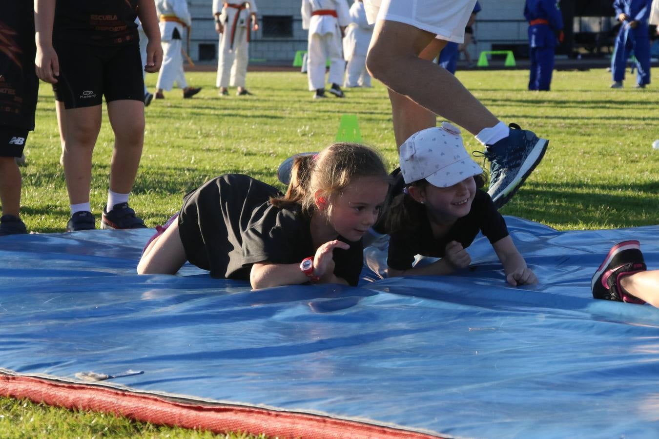 La Ciudad Deportiva 'Manuel Calzado' acogió, ayer, la clausura del curso de la Escuela Municipal de Deportes de Jerez de los Caballeros con un desfile y una exhibición por parte de los alumnos y alumnas. Casi 500 niños y niñas se han formado, este año, en las distintas modalidades deportivas: atletismo, minibasket, baloncesto, ciclismo, fútbol-sala, fútbol 8, judo, kárate, multiaventura, multideporte, pádel, patinaje artístico, tenis y zumba kids.
