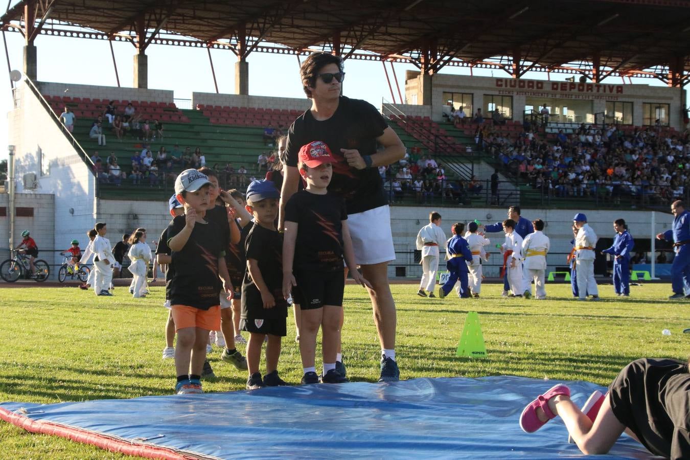 La Ciudad Deportiva 'Manuel Calzado' acogió, ayer, la clausura del curso de la Escuela Municipal de Deportes de Jerez de los Caballeros con un desfile y una exhibición por parte de los alumnos y alumnas. Casi 500 niños y niñas se han formado, este año, en las distintas modalidades deportivas: atletismo, minibasket, baloncesto, ciclismo, fútbol-sala, fútbol 8, judo, kárate, multiaventura, multideporte, pádel, patinaje artístico, tenis y zumba kids.