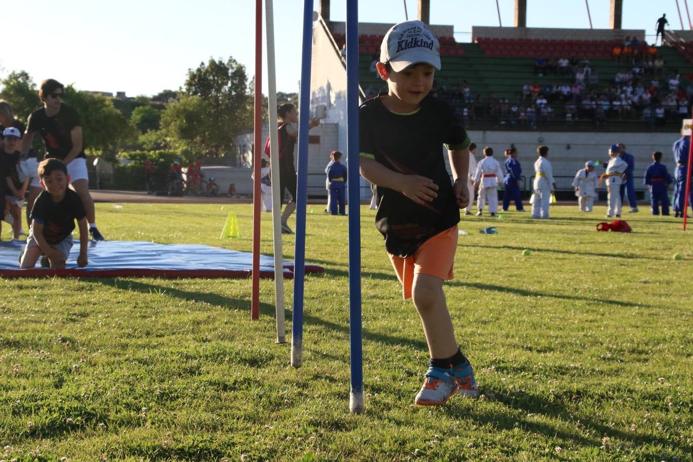 La Ciudad Deportiva 'Manuel Calzado' acogió, ayer, la clausura del curso de la Escuela Municipal de Deportes de Jerez de los Caballeros con un desfile y una exhibición por parte de los alumnos y alumnas. Casi 500 niños y niñas se han formado, este año, en las distintas modalidades deportivas: atletismo, minibasket, baloncesto, ciclismo, fútbol-sala, fútbol 8, judo, kárate, multiaventura, multideporte, pádel, patinaje artístico, tenis y zumba kids.