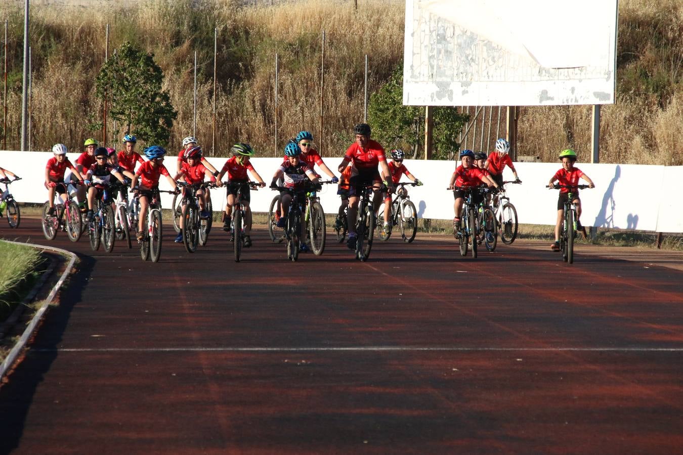 La Ciudad Deportiva 'Manuel Calzado' acogió, ayer, la clausura del curso de la Escuela Municipal de Deportes de Jerez de los Caballeros con un desfile y una exhibición por parte de los alumnos y alumnas. Casi 500 niños y niñas se han formado, este año, en las distintas modalidades deportivas: atletismo, minibasket, baloncesto, ciclismo, fútbol-sala, fútbol 8, judo, kárate, multiaventura, multideporte, pádel, patinaje artístico, tenis y zumba kids.