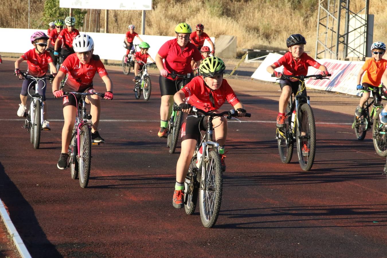 La Ciudad Deportiva 'Manuel Calzado' acogió, ayer, la clausura del curso de la Escuela Municipal de Deportes de Jerez de los Caballeros con un desfile y una exhibición por parte de los alumnos y alumnas. Casi 500 niños y niñas se han formado, este año, en las distintas modalidades deportivas: atletismo, minibasket, baloncesto, ciclismo, fútbol-sala, fútbol 8, judo, kárate, multiaventura, multideporte, pádel, patinaje artístico, tenis y zumba kids.