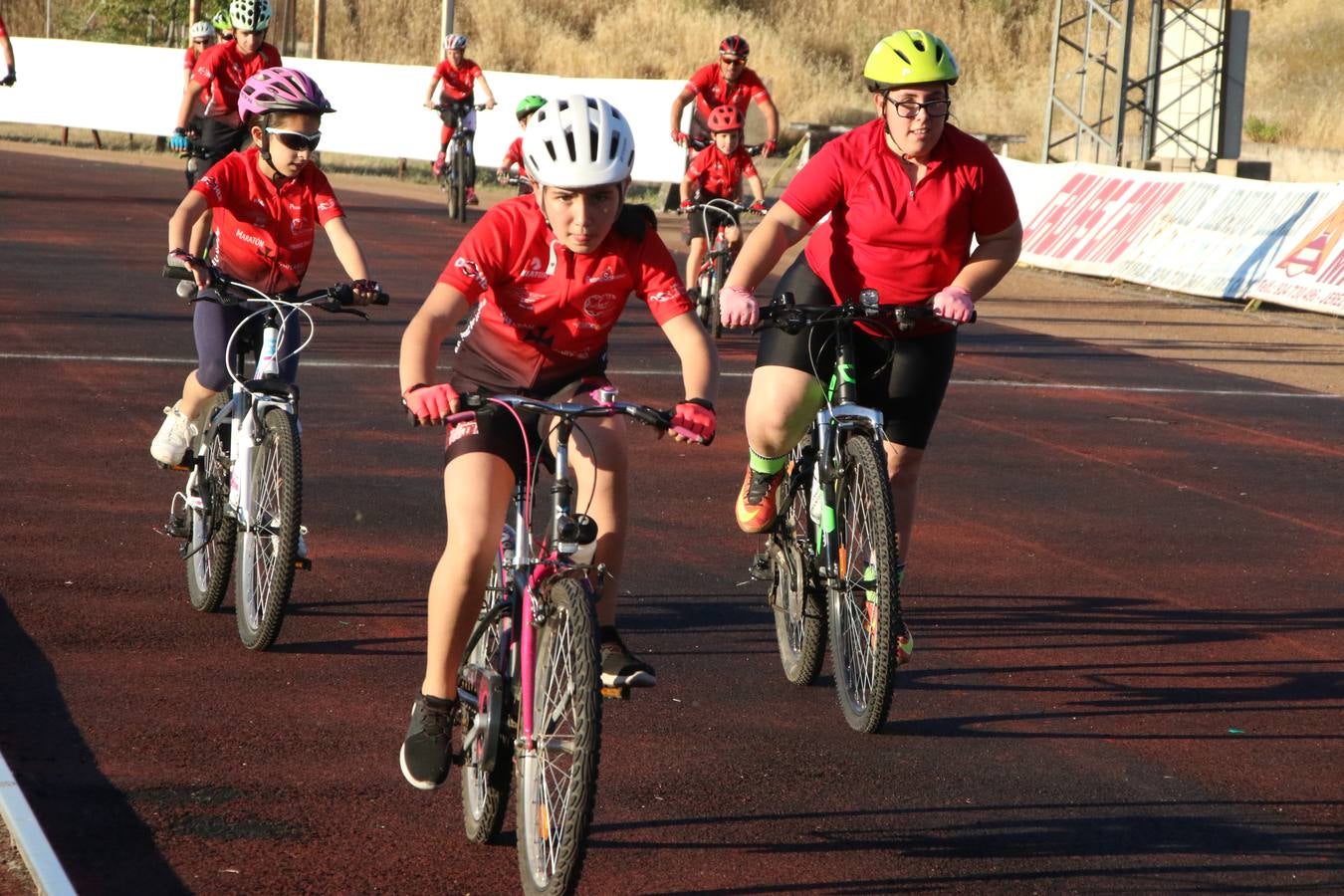 La Ciudad Deportiva 'Manuel Calzado' acogió, ayer, la clausura del curso de la Escuela Municipal de Deportes de Jerez de los Caballeros con un desfile y una exhibición por parte de los alumnos y alumnas. Casi 500 niños y niñas se han formado, este año, en las distintas modalidades deportivas: atletismo, minibasket, baloncesto, ciclismo, fútbol-sala, fútbol 8, judo, kárate, multiaventura, multideporte, pádel, patinaje artístico, tenis y zumba kids.