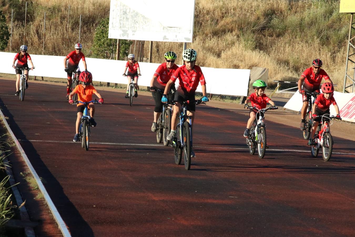 La Ciudad Deportiva 'Manuel Calzado' acogió, ayer, la clausura del curso de la Escuela Municipal de Deportes de Jerez de los Caballeros con un desfile y una exhibición por parte de los alumnos y alumnas. Casi 500 niños y niñas se han formado, este año, en las distintas modalidades deportivas: atletismo, minibasket, baloncesto, ciclismo, fútbol-sala, fútbol 8, judo, kárate, multiaventura, multideporte, pádel, patinaje artístico, tenis y zumba kids.