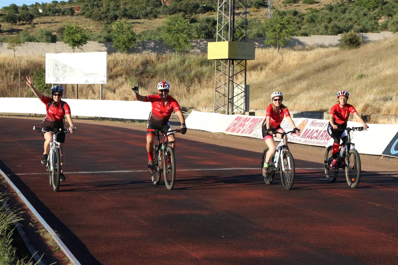La Ciudad Deportiva 'Manuel Calzado' acogió, ayer, la clausura del curso de la Escuela Municipal de Deportes de Jerez de los Caballeros con un desfile y una exhibición por parte de los alumnos y alumnas. Casi 500 niños y niñas se han formado, este año, en las distintas modalidades deportivas: atletismo, minibasket, baloncesto, ciclismo, fútbol-sala, fútbol 8, judo, kárate, multiaventura, multideporte, pádel, patinaje artístico, tenis y zumba kids.