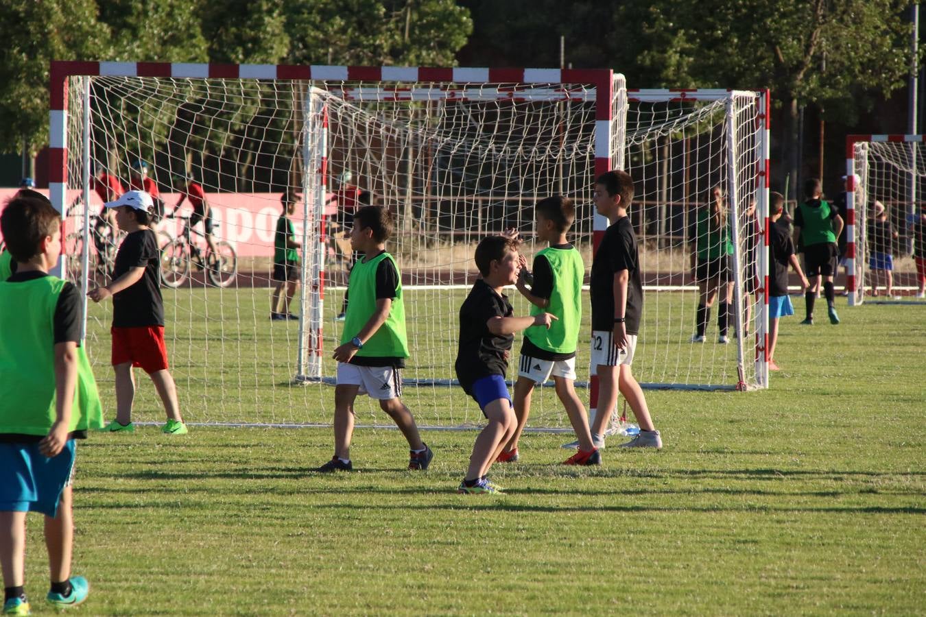 La Ciudad Deportiva 'Manuel Calzado' acogió, ayer, la clausura del curso de la Escuela Municipal de Deportes de Jerez de los Caballeros con un desfile y una exhibición por parte de los alumnos y alumnas. Casi 500 niños y niñas se han formado, este año, en las distintas modalidades deportivas: atletismo, minibasket, baloncesto, ciclismo, fútbol-sala, fútbol 8, judo, kárate, multiaventura, multideporte, pádel, patinaje artístico, tenis y zumba kids.