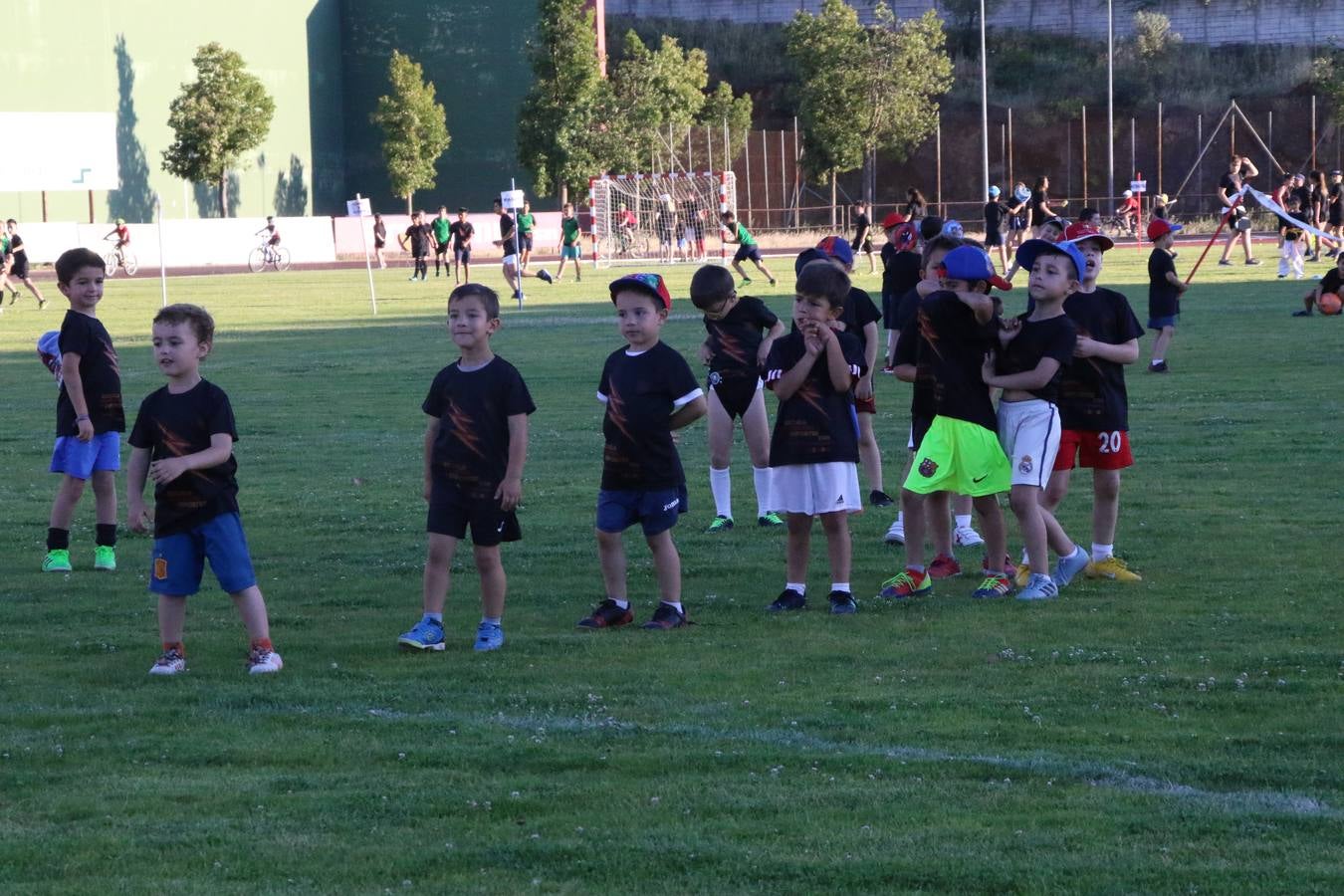 La Ciudad Deportiva 'Manuel Calzado' acogió, ayer, la clausura del curso de la Escuela Municipal de Deportes de Jerez de los Caballeros con un desfile y una exhibición por parte de los alumnos y alumnas. Casi 500 niños y niñas se han formado, este año, en las distintas modalidades deportivas: atletismo, minibasket, baloncesto, ciclismo, fútbol-sala, fútbol 8, judo, kárate, multiaventura, multideporte, pádel, patinaje artístico, tenis y zumba kids.