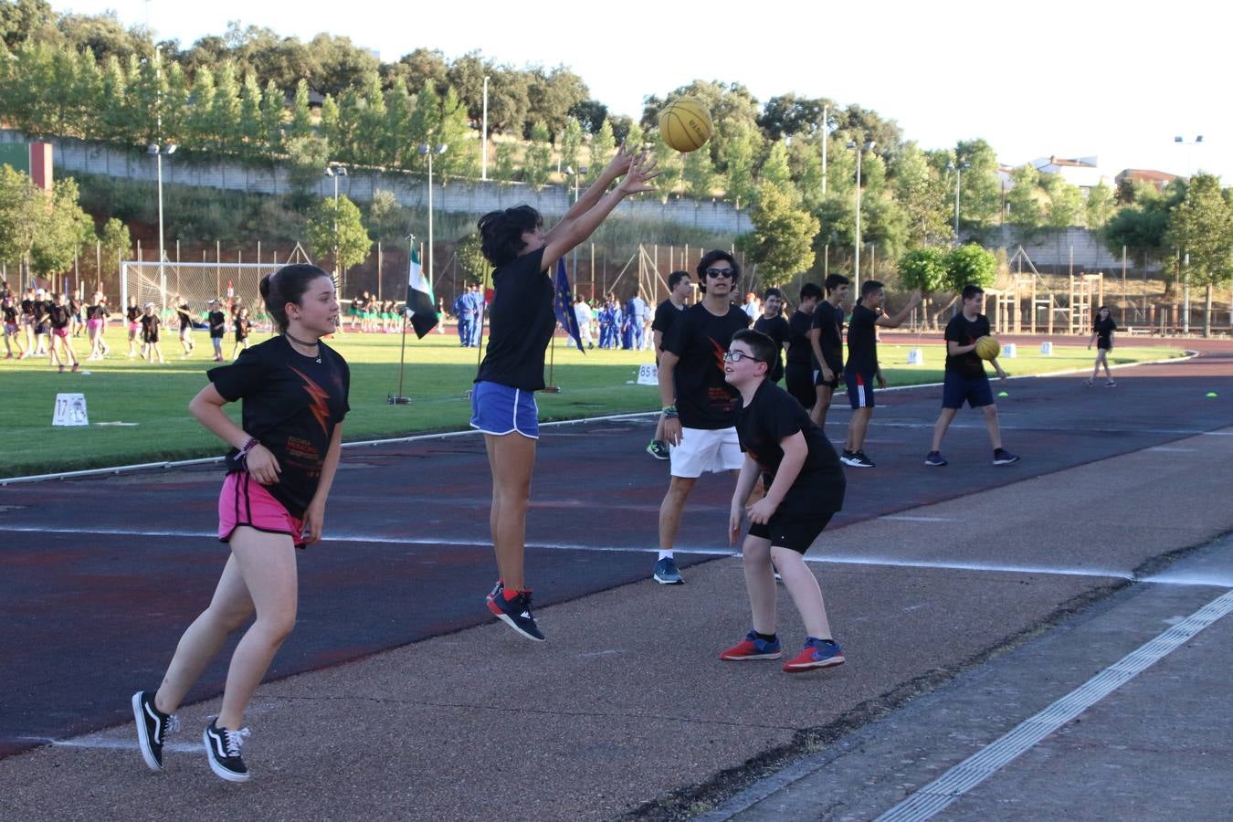 La Ciudad Deportiva 'Manuel Calzado' acogió, ayer, la clausura del curso de la Escuela Municipal de Deportes de Jerez de los Caballeros con un desfile y una exhibición por parte de los alumnos y alumnas. Casi 500 niños y niñas se han formado, este año, en las distintas modalidades deportivas: atletismo, minibasket, baloncesto, ciclismo, fútbol-sala, fútbol 8, judo, kárate, multiaventura, multideporte, pádel, patinaje artístico, tenis y zumba kids.