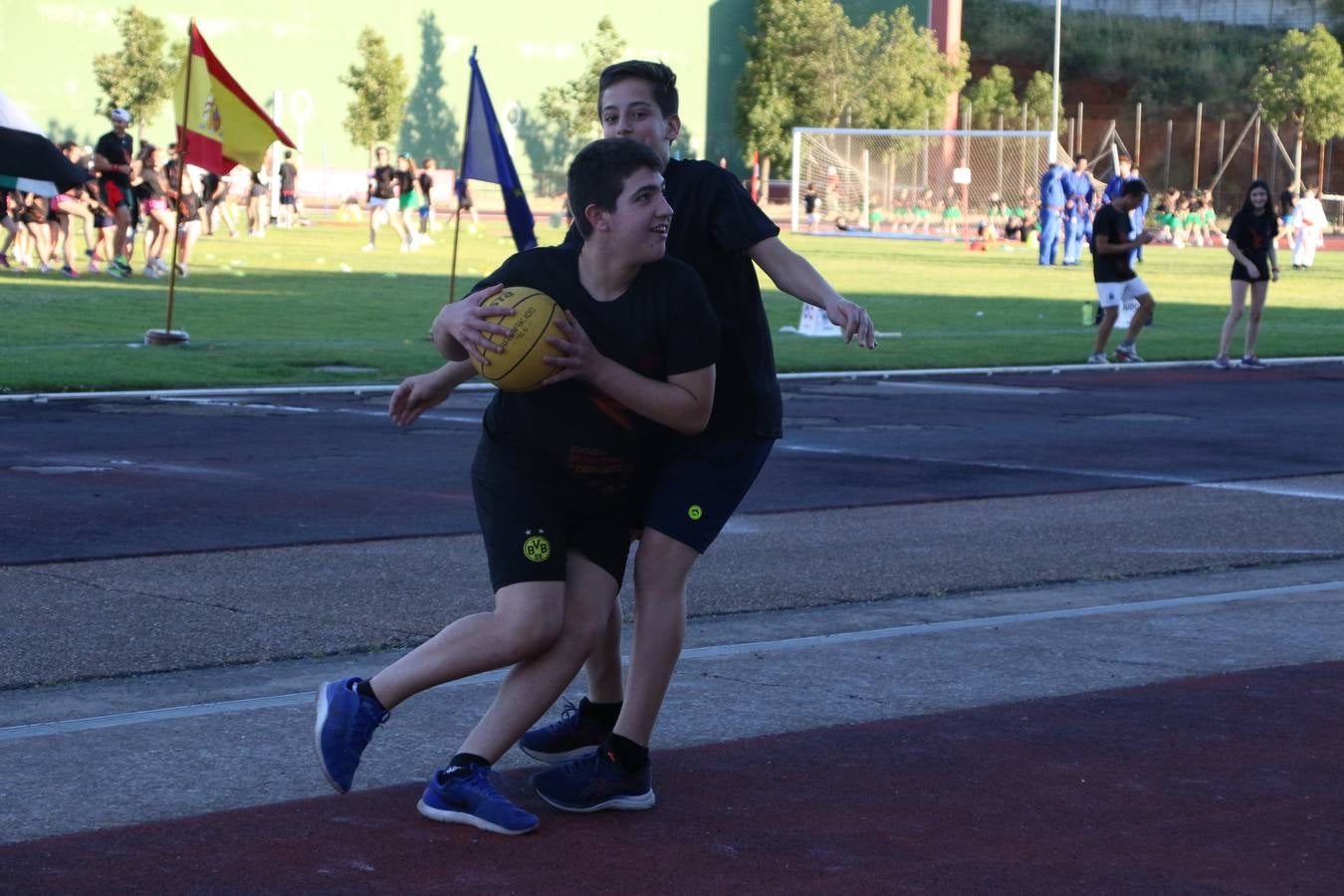 La Ciudad Deportiva 'Manuel Calzado' acogió, ayer, la clausura del curso de la Escuela Municipal de Deportes de Jerez de los Caballeros con un desfile y una exhibición por parte de los alumnos y alumnas. Casi 500 niños y niñas se han formado, este año, en las distintas modalidades deportivas: atletismo, minibasket, baloncesto, ciclismo, fútbol-sala, fútbol 8, judo, kárate, multiaventura, multideporte, pádel, patinaje artístico, tenis y zumba kids.