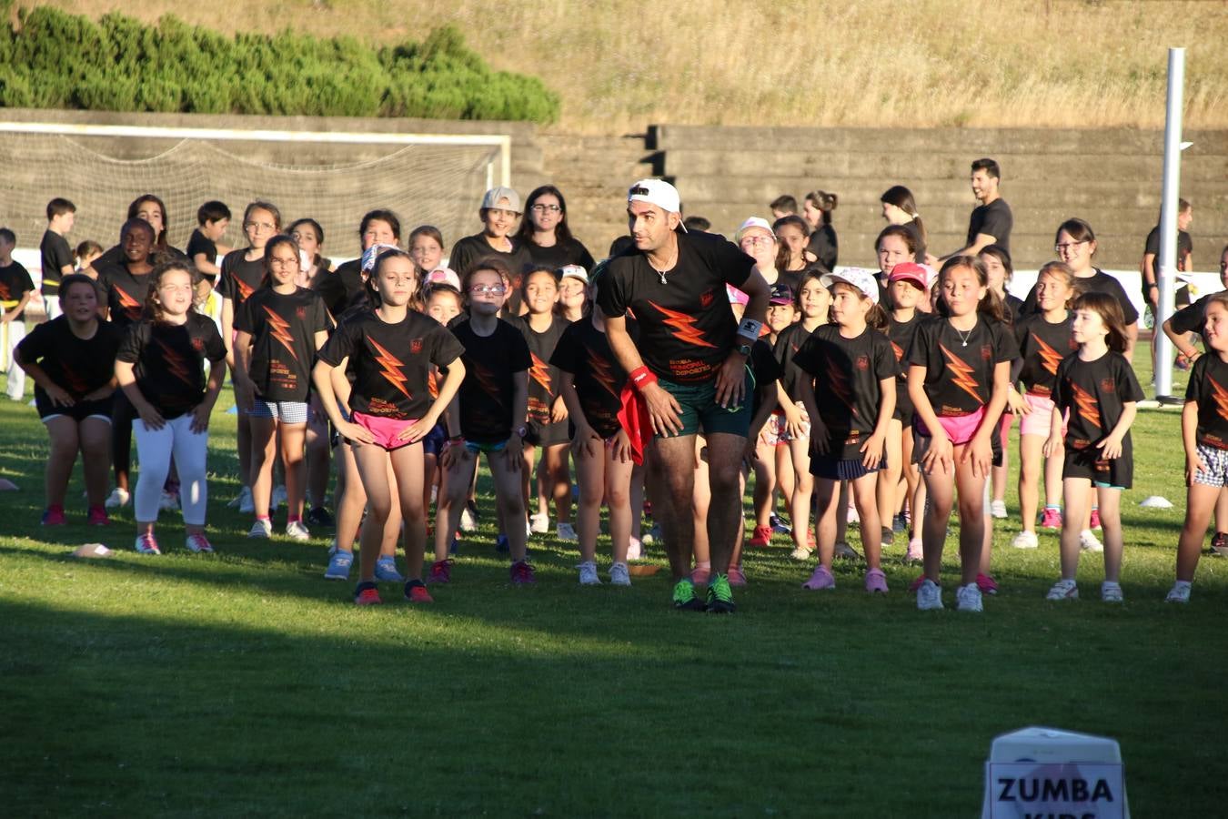 La Ciudad Deportiva 'Manuel Calzado' acogió, ayer, la clausura del curso de la Escuela Municipal de Deportes de Jerez de los Caballeros con un desfile y una exhibición por parte de los alumnos y alumnas. Casi 500 niños y niñas se han formado, este año, en las distintas modalidades deportivas: atletismo, minibasket, baloncesto, ciclismo, fútbol-sala, fútbol 8, judo, kárate, multiaventura, multideporte, pádel, patinaje artístico, tenis y zumba kids.