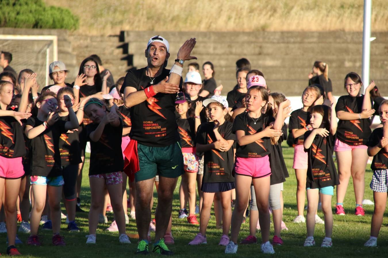 La Ciudad Deportiva 'Manuel Calzado' acogió, ayer, la clausura del curso de la Escuela Municipal de Deportes de Jerez de los Caballeros con un desfile y una exhibición por parte de los alumnos y alumnas. Casi 500 niños y niñas se han formado, este año, en las distintas modalidades deportivas: atletismo, minibasket, baloncesto, ciclismo, fútbol-sala, fútbol 8, judo, kárate, multiaventura, multideporte, pádel, patinaje artístico, tenis y zumba kids.