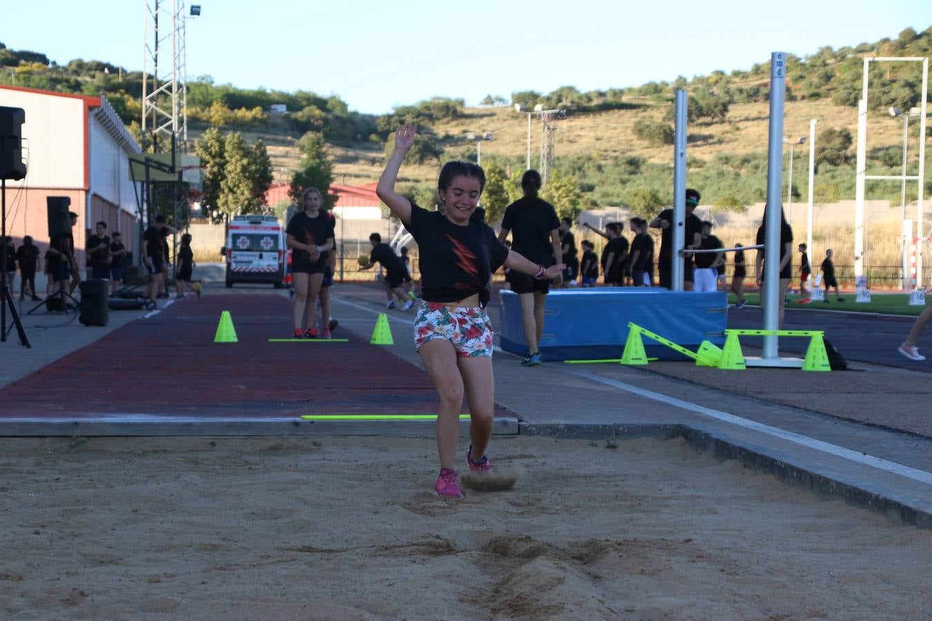 La Ciudad Deportiva 'Manuel Calzado' acogió, ayer, la clausura del curso de la Escuela Municipal de Deportes de Jerez de los Caballeros con un desfile y una exhibición por parte de los alumnos y alumnas. Casi 500 niños y niñas se han formado, este año, en las distintas modalidades deportivas: atletismo, minibasket, baloncesto, ciclismo, fútbol-sala, fútbol 8, judo, kárate, multiaventura, multideporte, pádel, patinaje artístico, tenis y zumba kids.