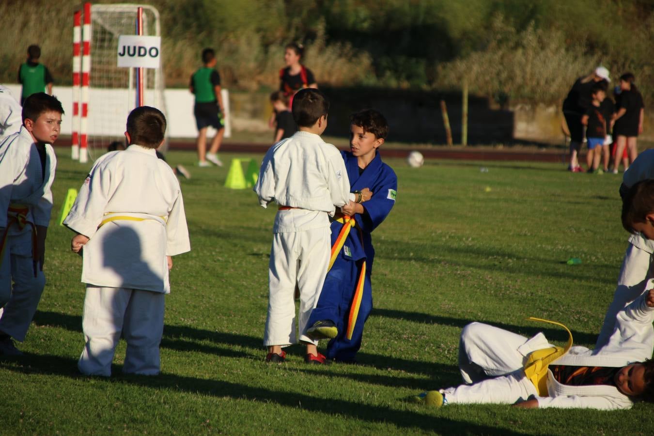 La Ciudad Deportiva 'Manuel Calzado' acogió, ayer, la clausura del curso de la Escuela Municipal de Deportes de Jerez de los Caballeros con un desfile y una exhibición por parte de los alumnos y alumnas. Casi 500 niños y niñas se han formado, este año, en las distintas modalidades deportivas: atletismo, minibasket, baloncesto, ciclismo, fútbol-sala, fútbol 8, judo, kárate, multiaventura, multideporte, pádel, patinaje artístico, tenis y zumba kids.