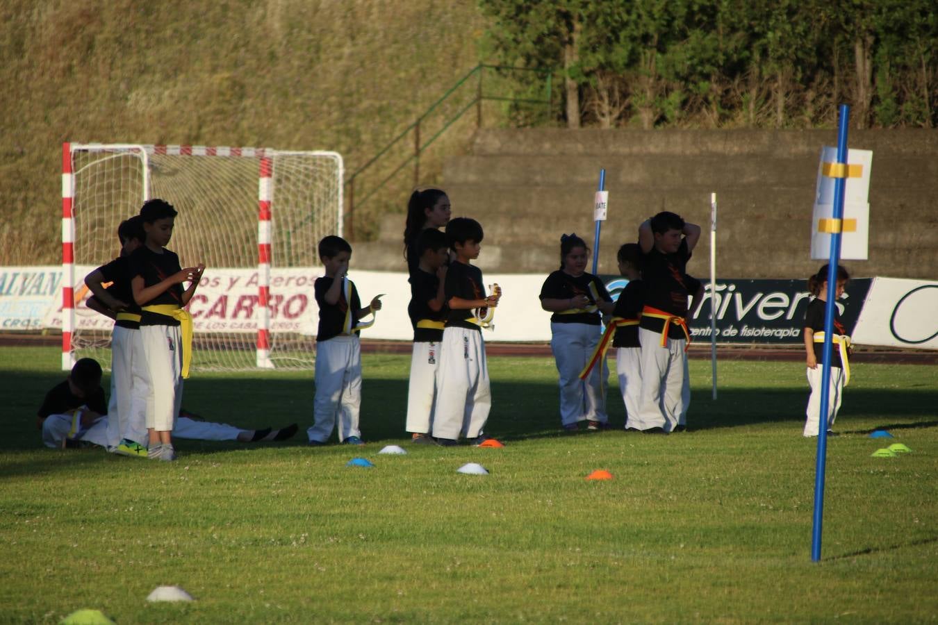 La Ciudad Deportiva 'Manuel Calzado' acogió, ayer, la clausura del curso de la Escuela Municipal de Deportes de Jerez de los Caballeros con un desfile y una exhibición por parte de los alumnos y alumnas. Casi 500 niños y niñas se han formado, este año, en las distintas modalidades deportivas: atletismo, minibasket, baloncesto, ciclismo, fútbol-sala, fútbol 8, judo, kárate, multiaventura, multideporte, pádel, patinaje artístico, tenis y zumba kids.
